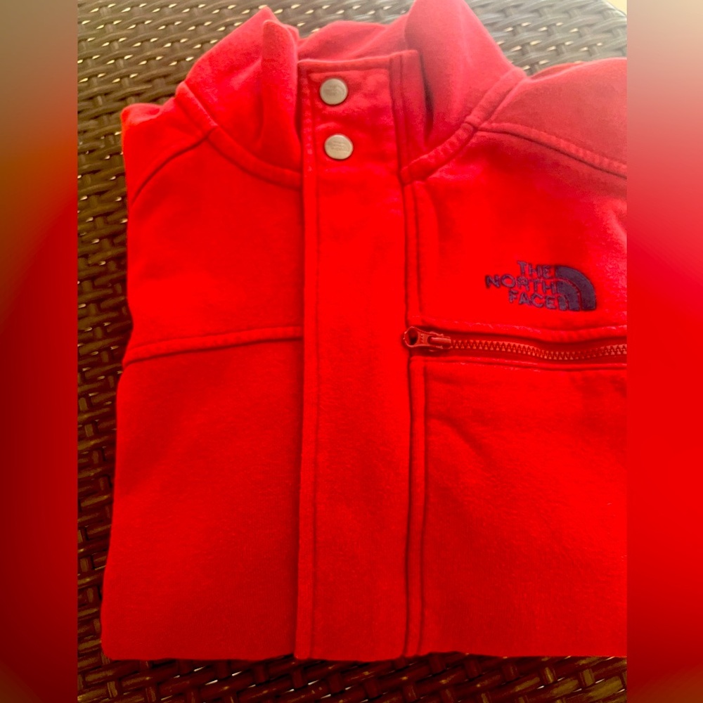 North face , bordeaux color , size small in very good condition